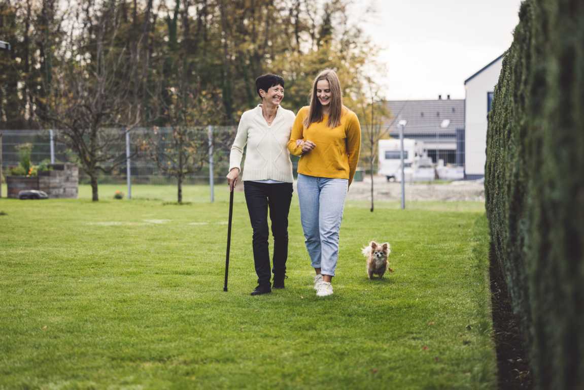 Zu den Betreuungsleistungen zählen auch gemeinsame Spaziergänge im Park, gerne auch mit ihrem Vierbeiner.