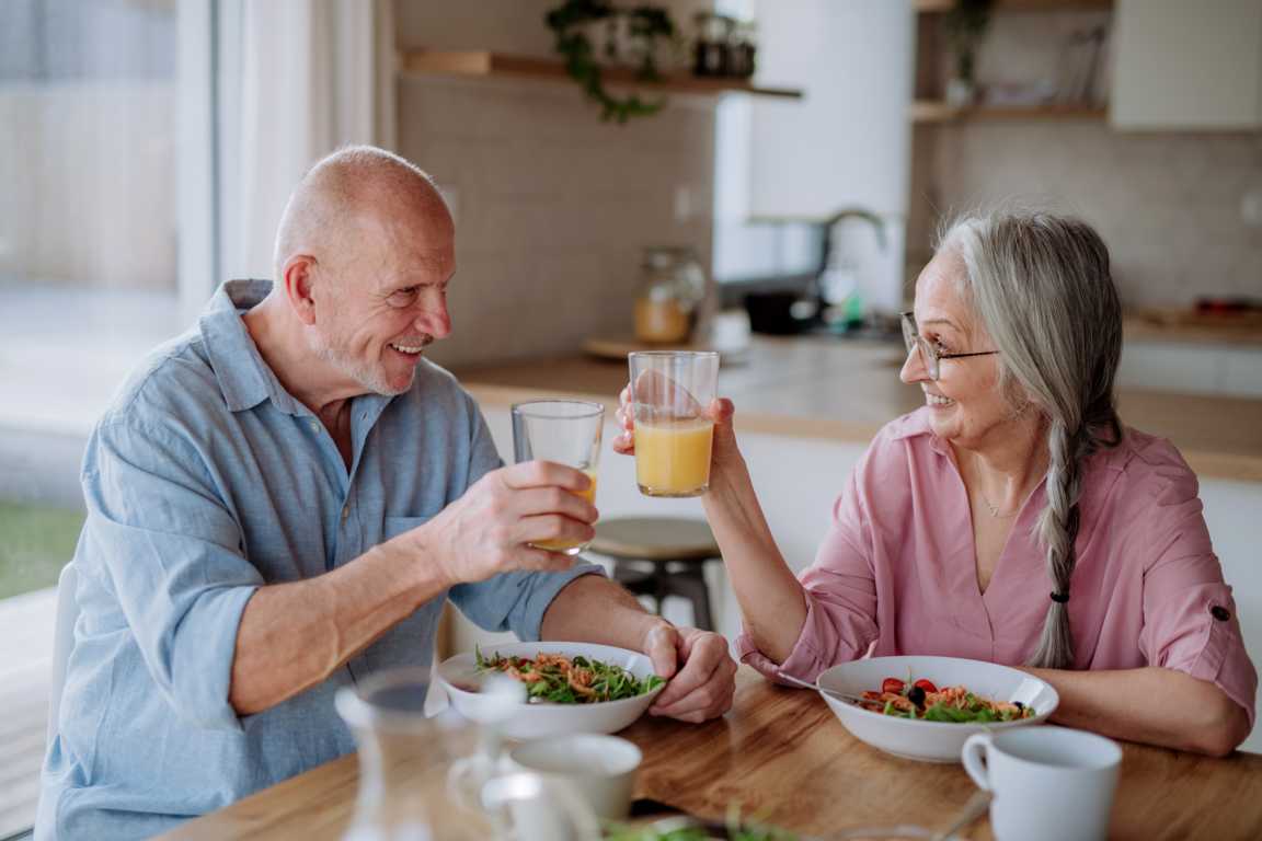 L&Z Zeqiri Haushaltshilfe bereitet das Frühstück für Seniorin vor.